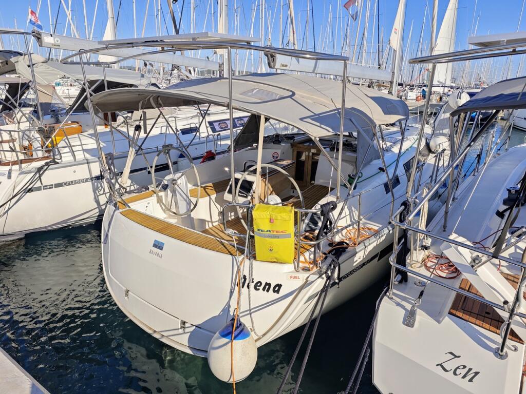Sailing yacht 