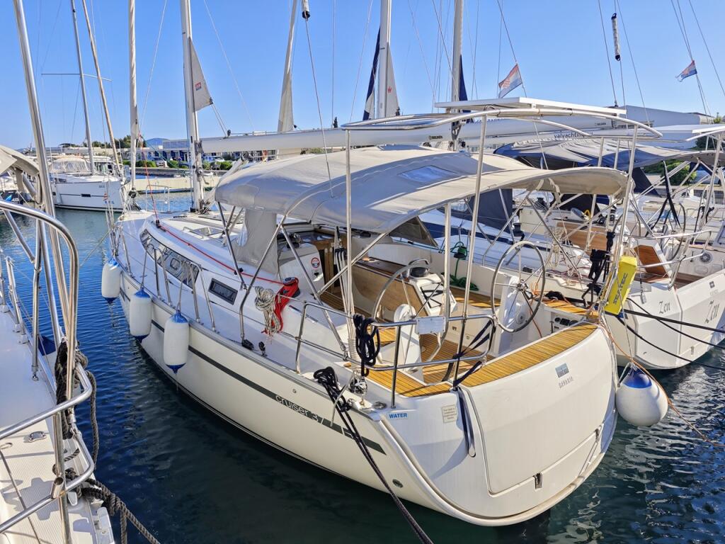Sailing yacht 