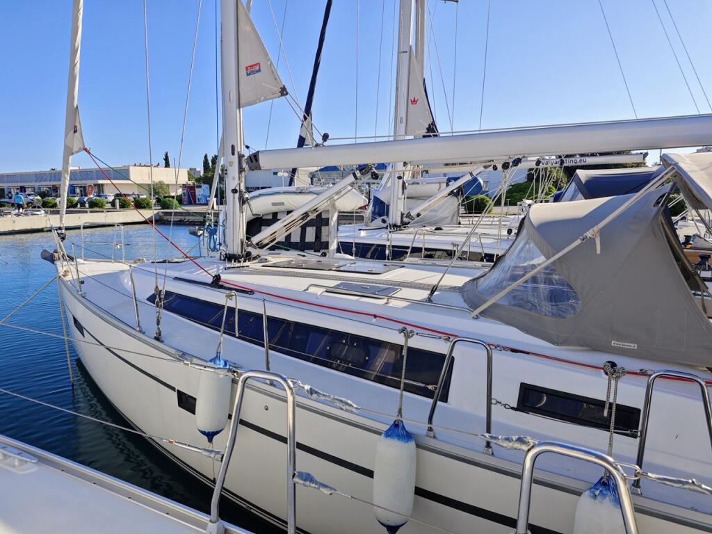 Sailing yacht 