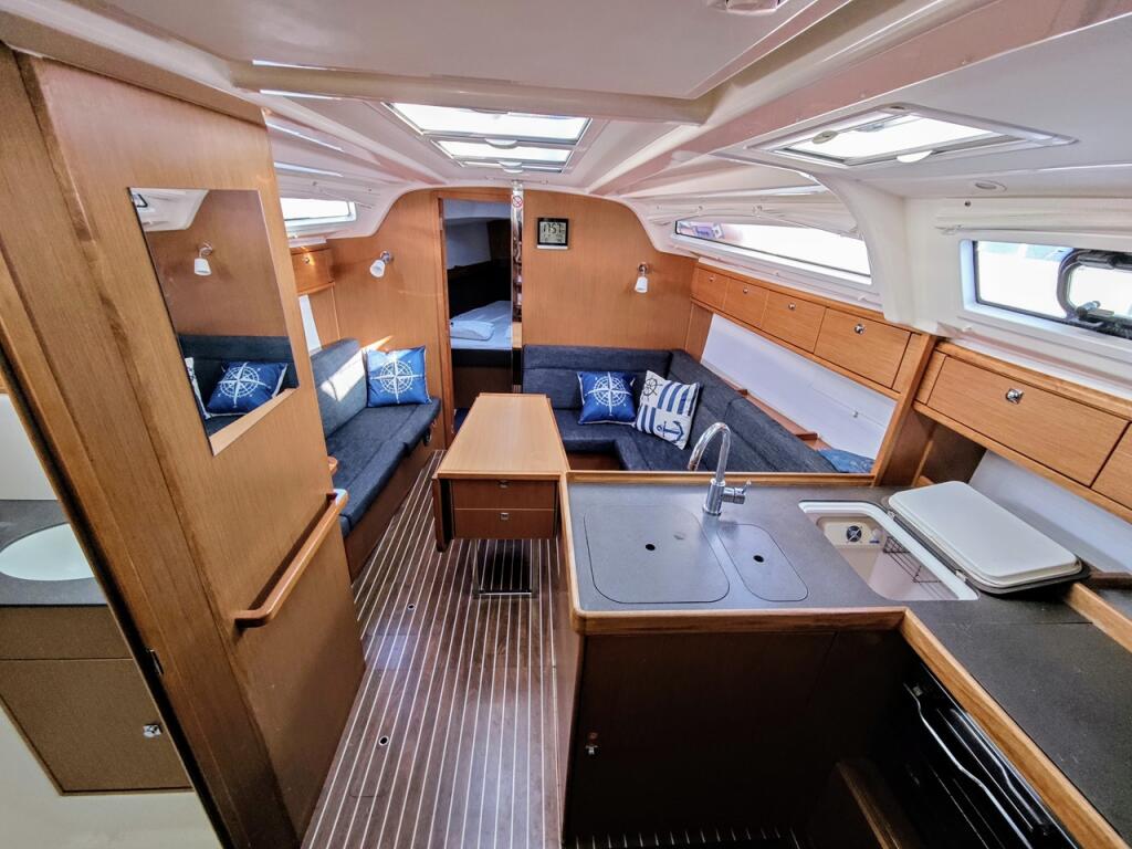Sailing yacht 