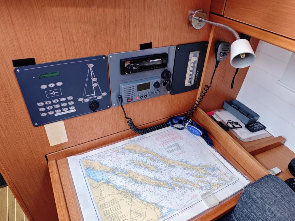 Sailing yacht 