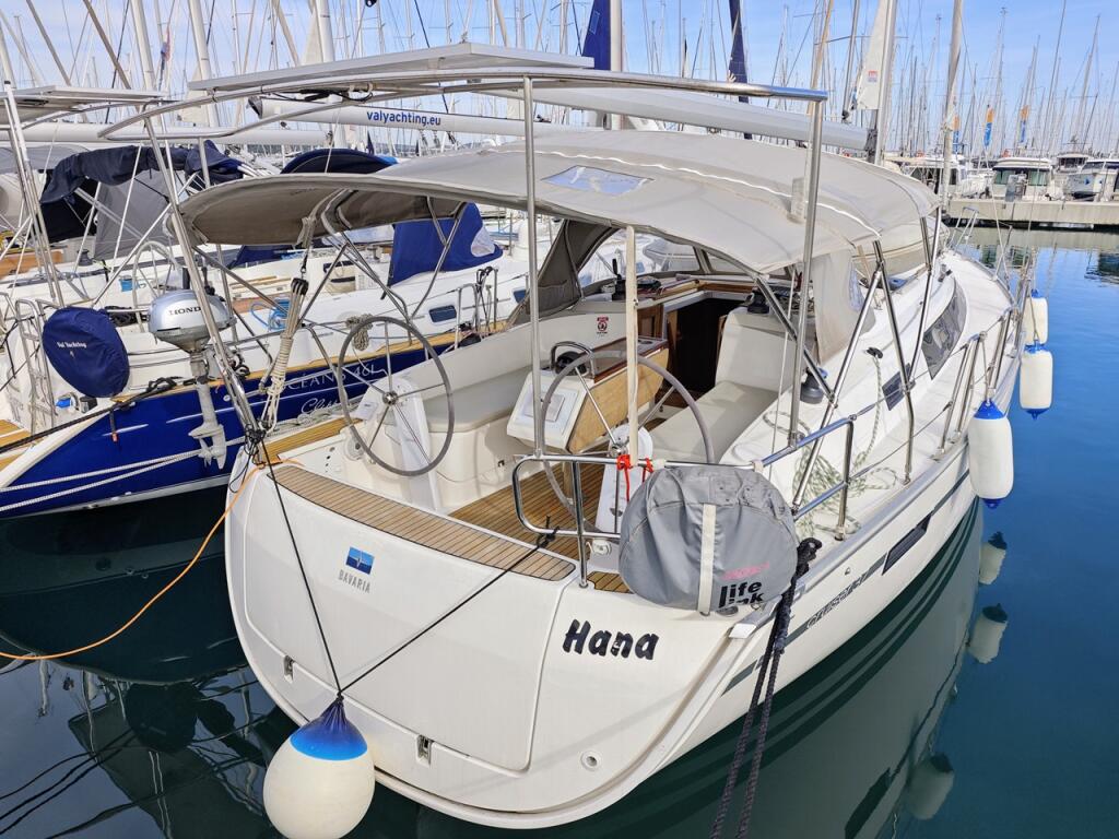 Sailing yacht 