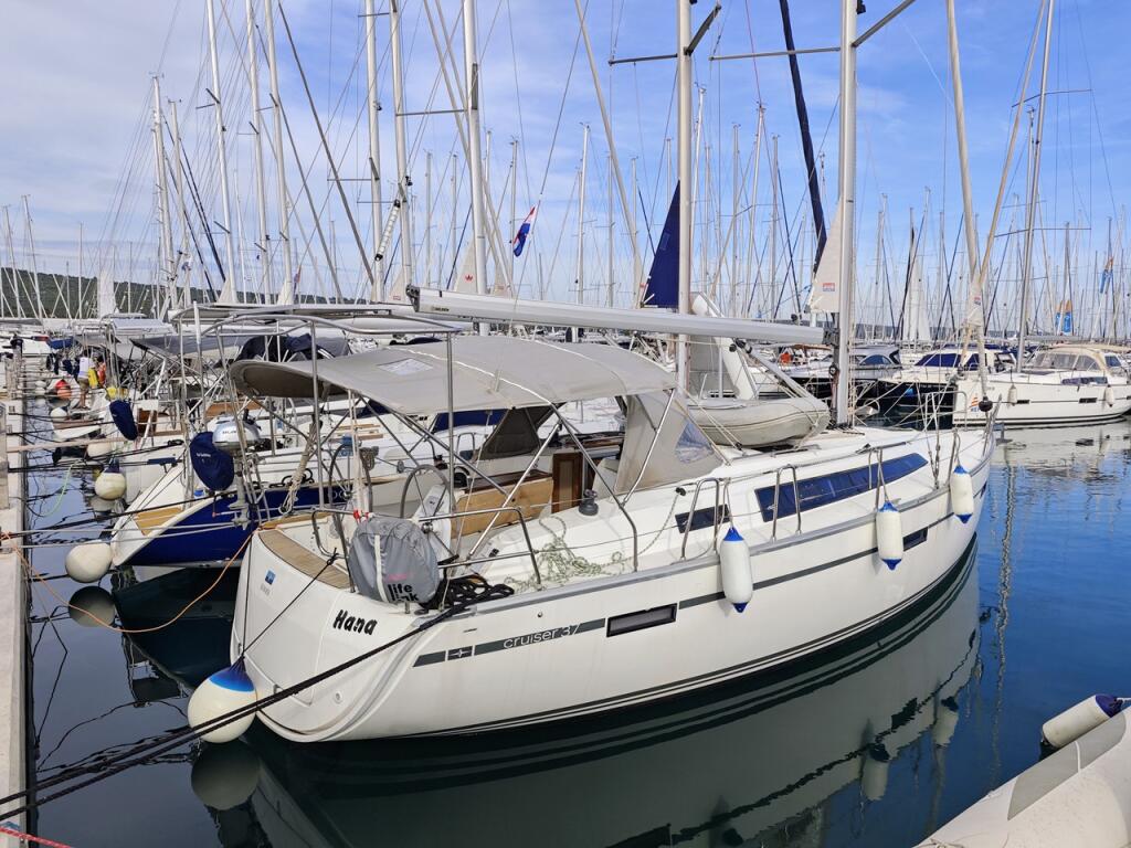 Sailing yacht 