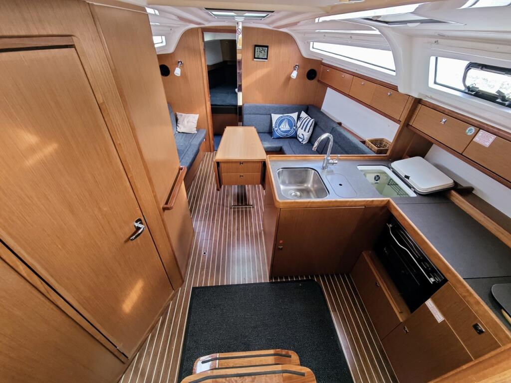 Sailing yacht 