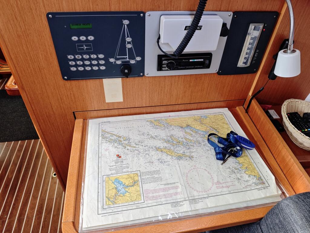 Sailing yacht 