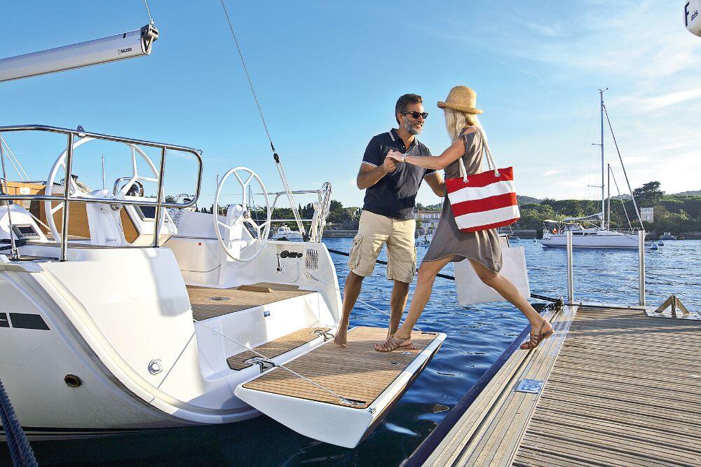 Sailing yacht 