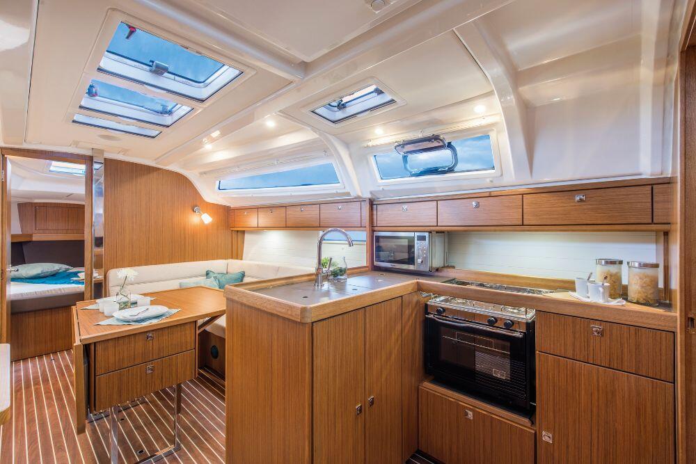 Sailing yacht 