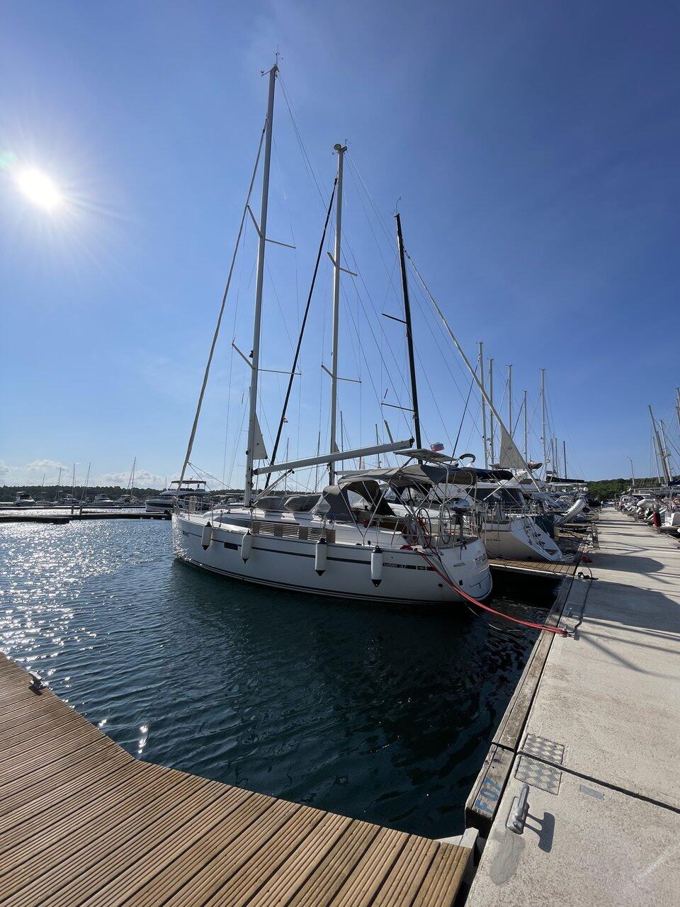 Sailing yacht 
