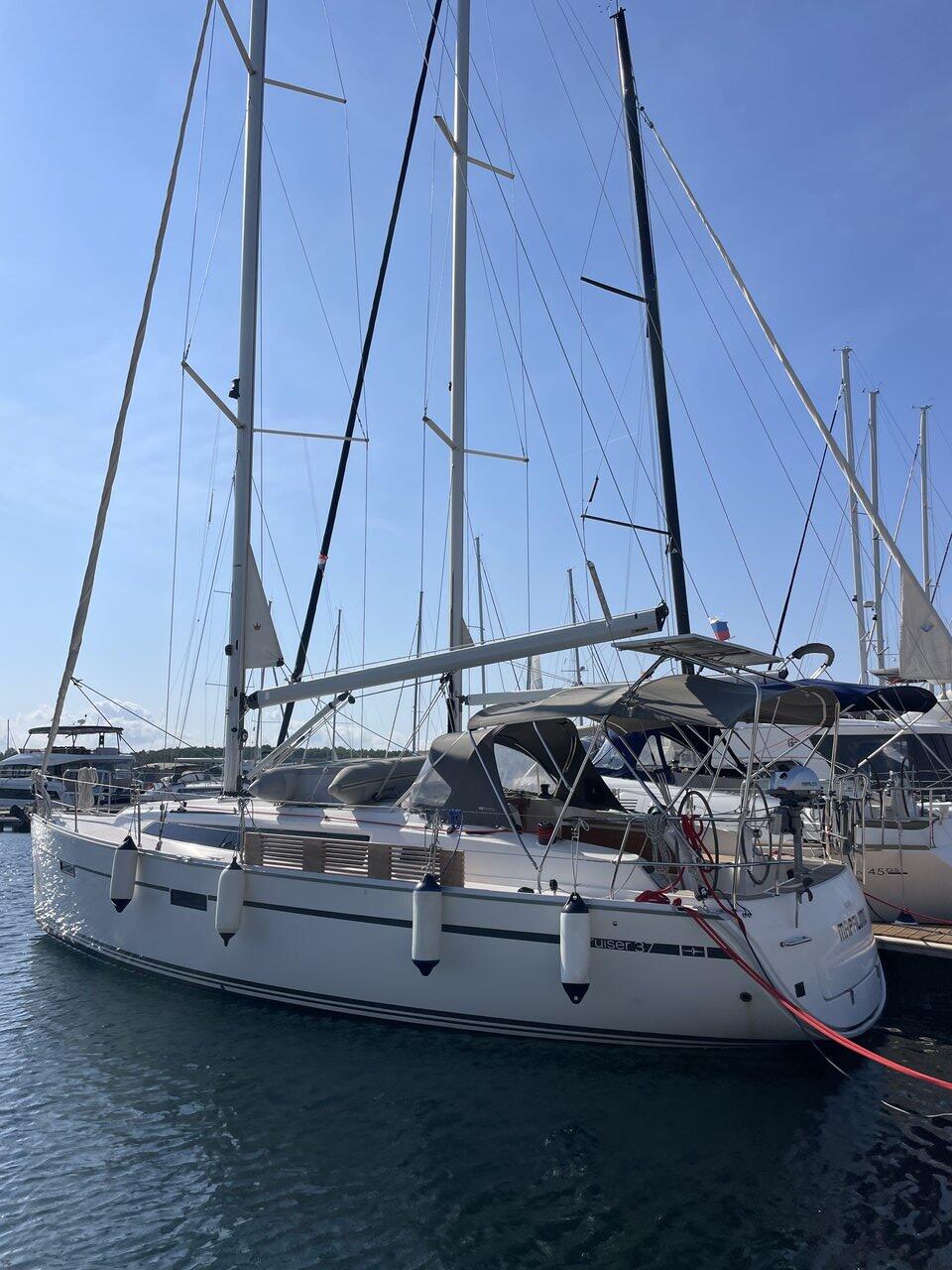 Sailing yacht 