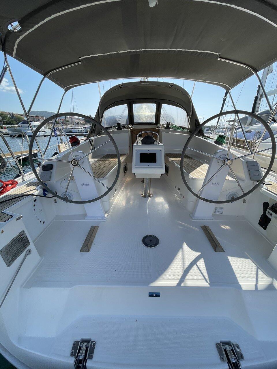 Sailing yacht 