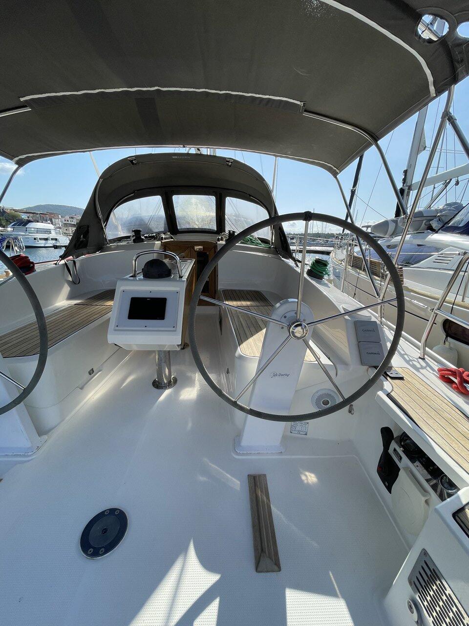 Sailing yacht 