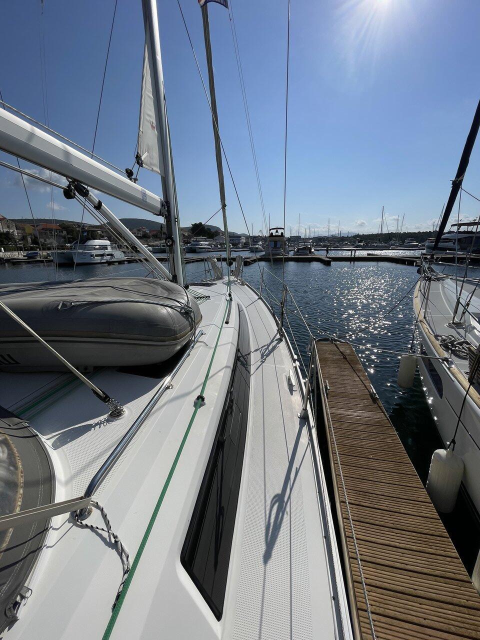 Sailing yacht 