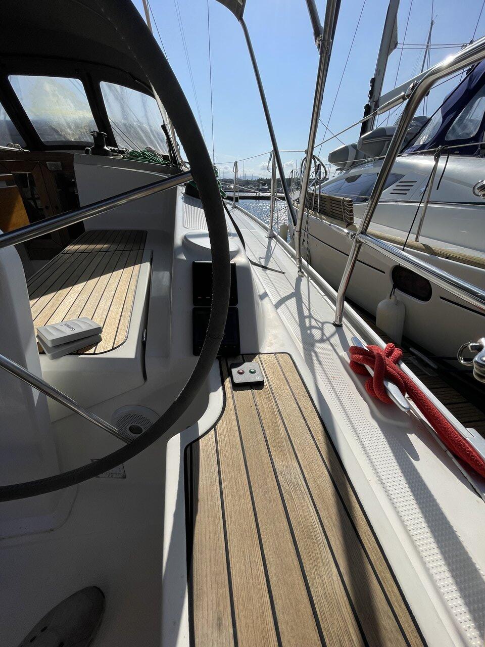 Sailing yacht 