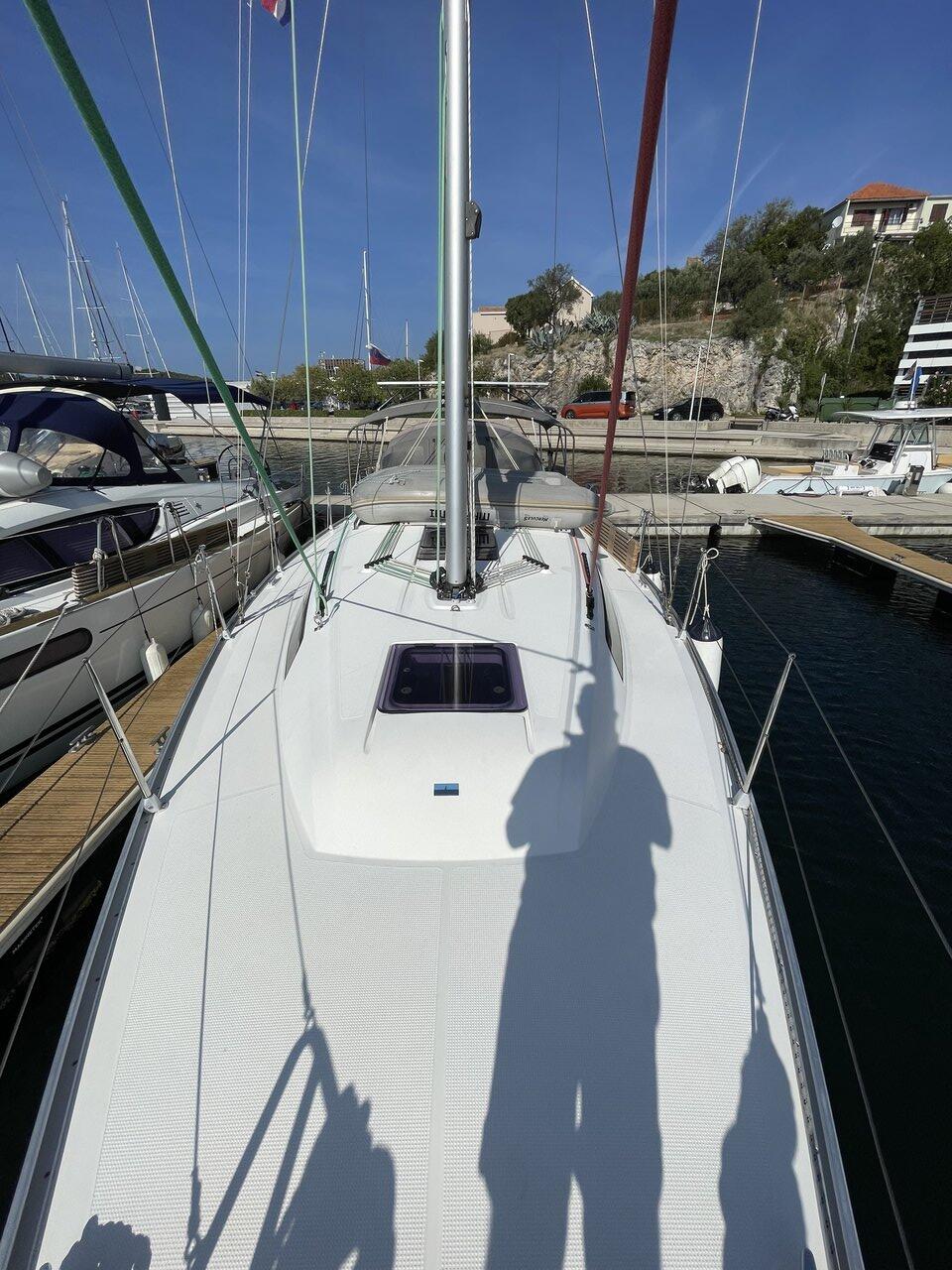 Sailing yacht 