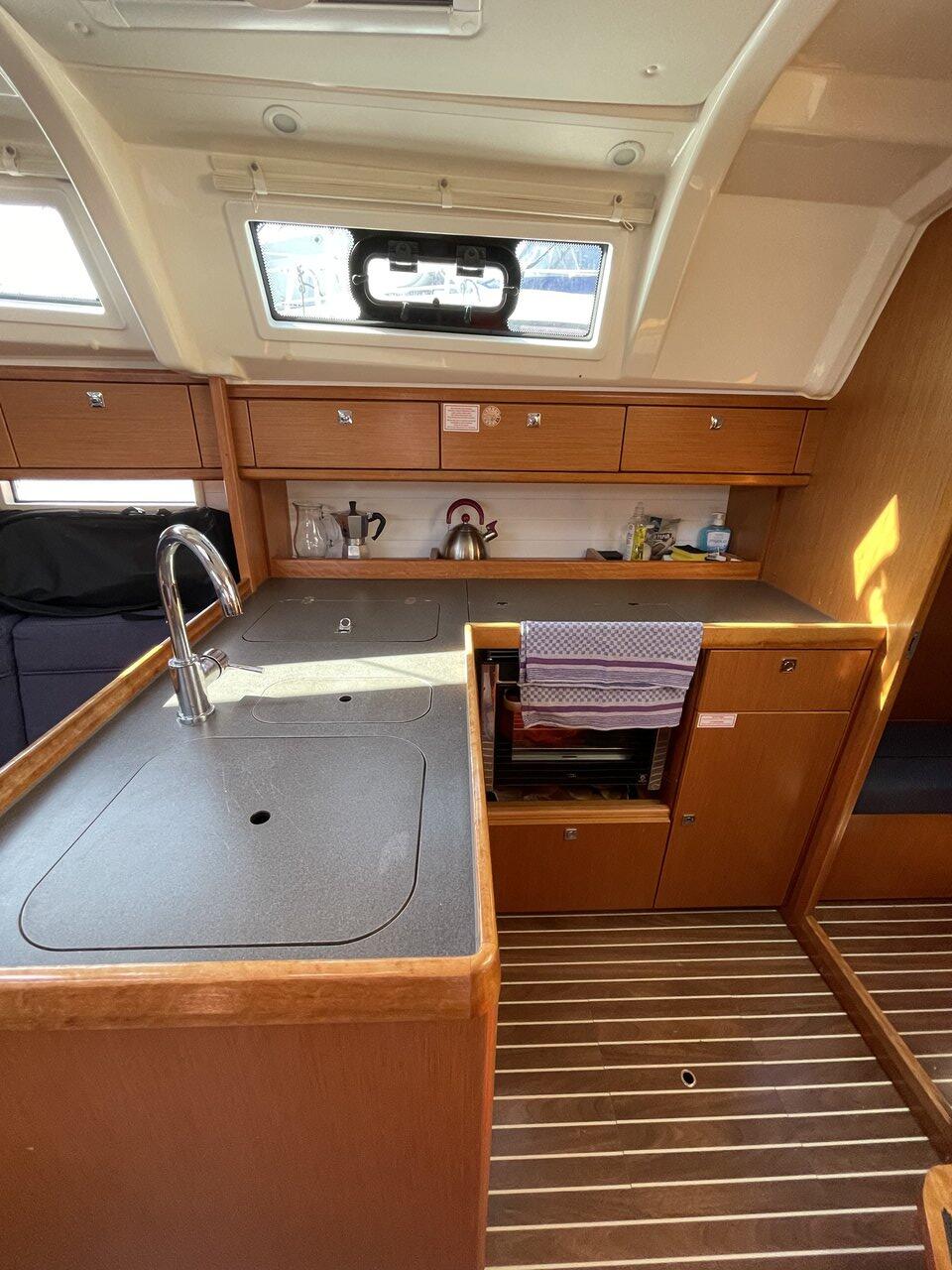 Sailing yacht 