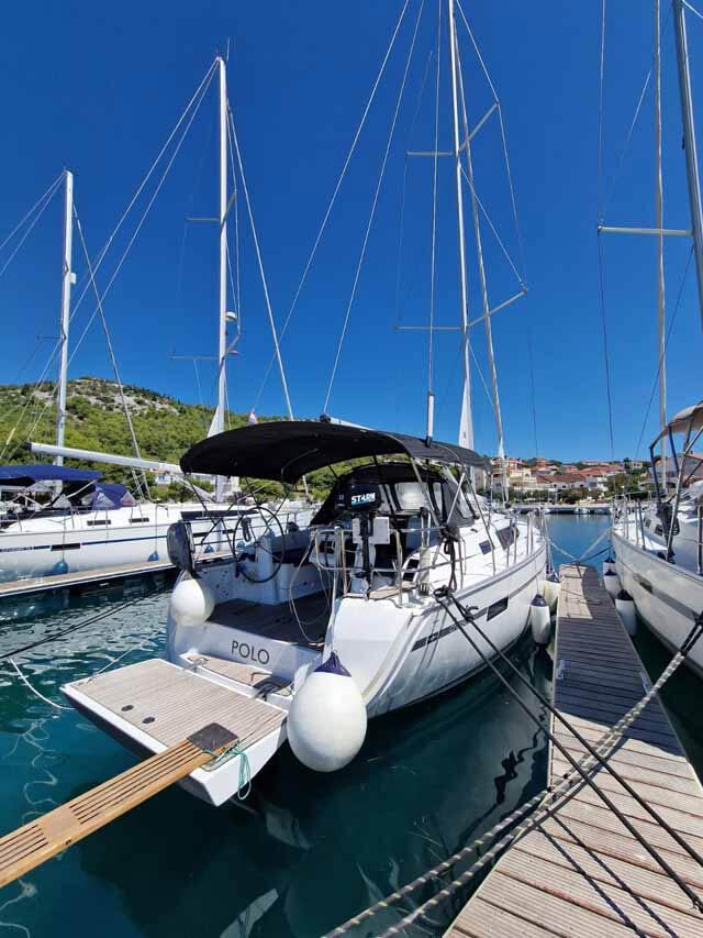 Sailing yacht 
