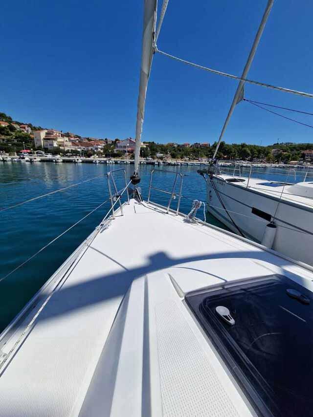 Sailing yacht 