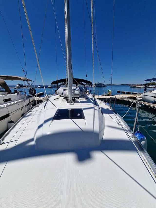 Sailing yacht 