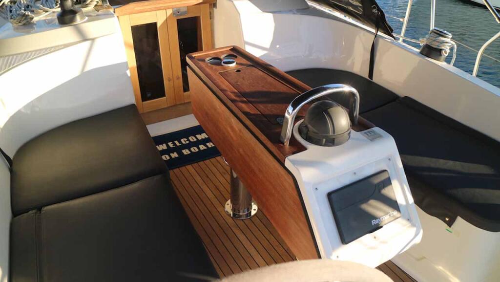 Sailing yacht 