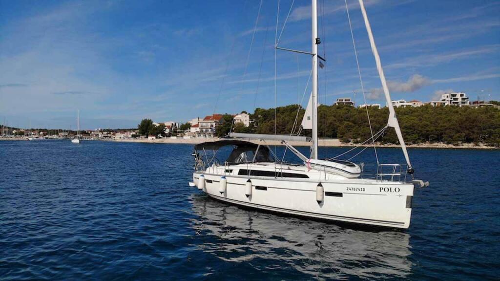 Sailing yacht 
