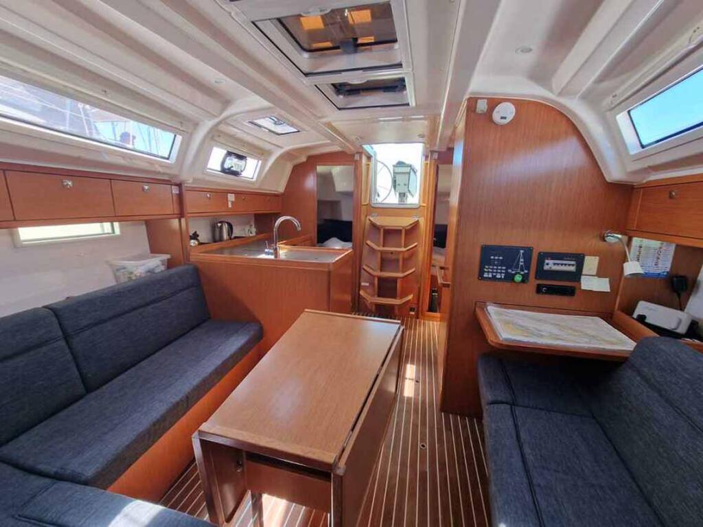 Sailing yacht 