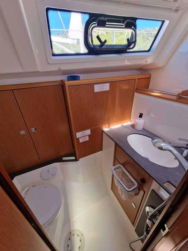 Sailing yacht 