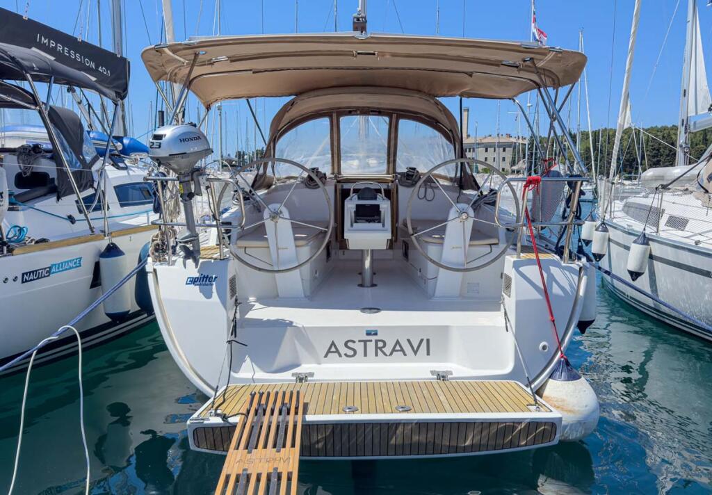 Sailing yacht 