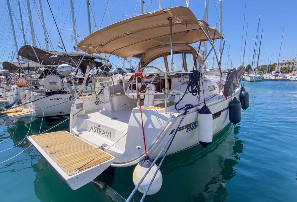 Sailing yacht 