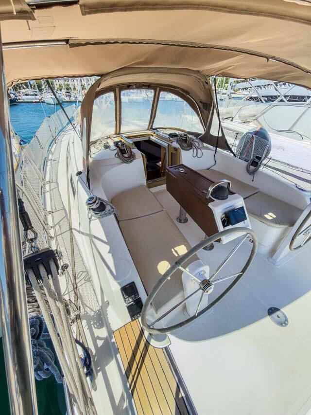 Sailing yacht 