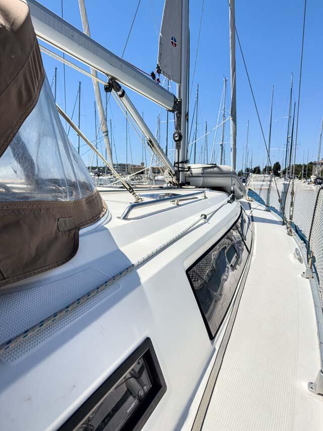 Sailing yacht 