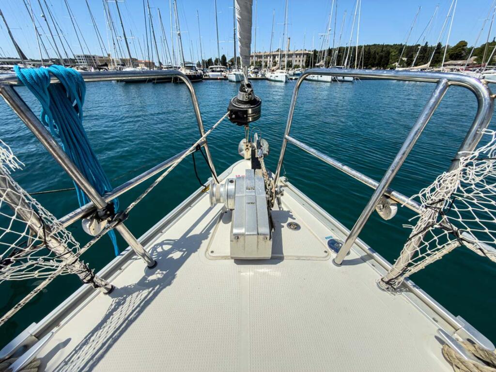 Sailing yacht 