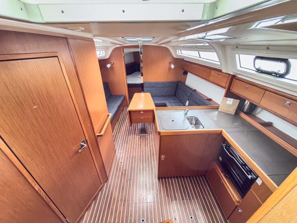 Sailing yacht 