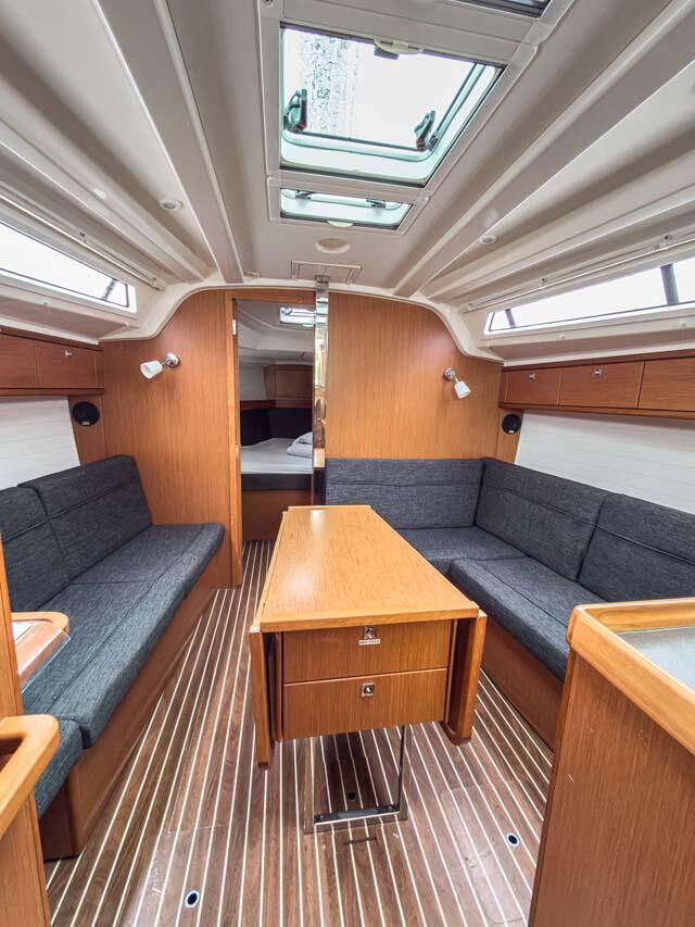 Sailing yacht 
