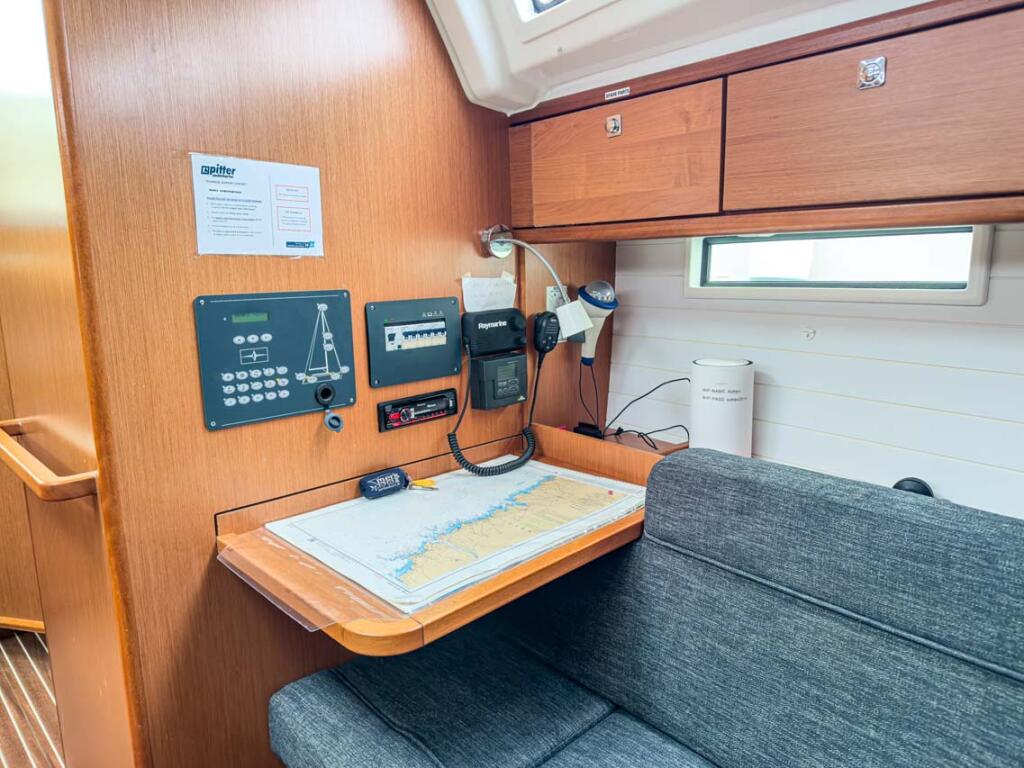 Sailing yacht 