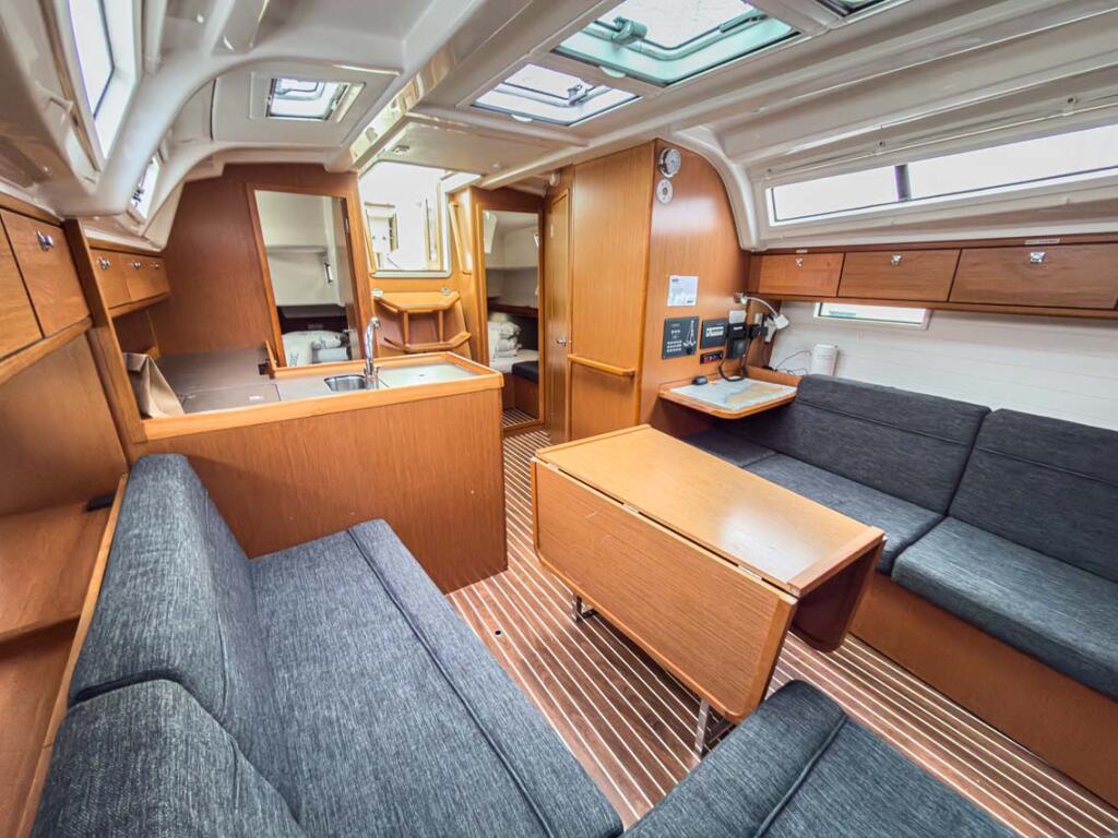 Sailing yacht 