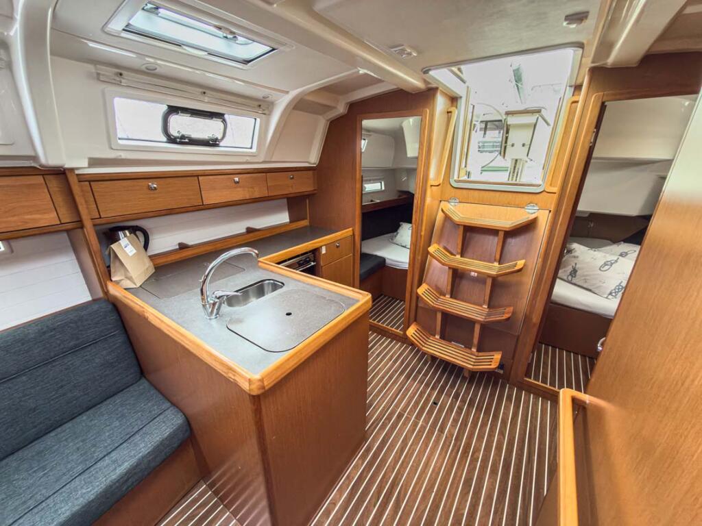 Sailing yacht 
