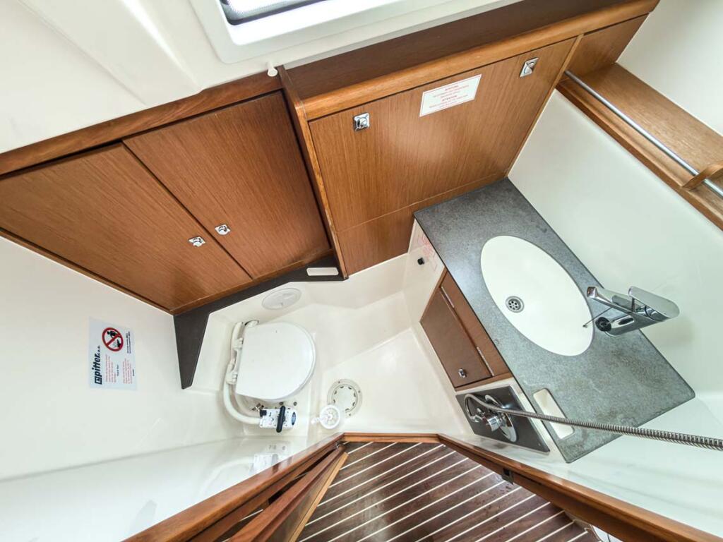 Sailing yacht 