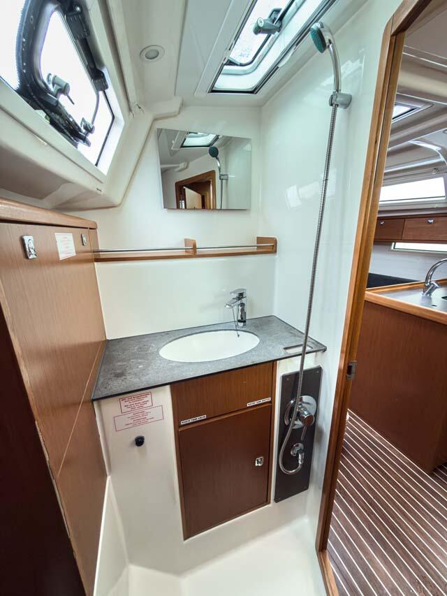 Sailing yacht 