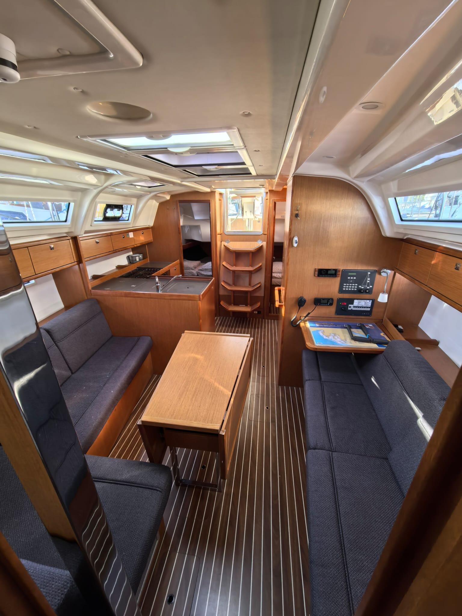 Sailing yacht 