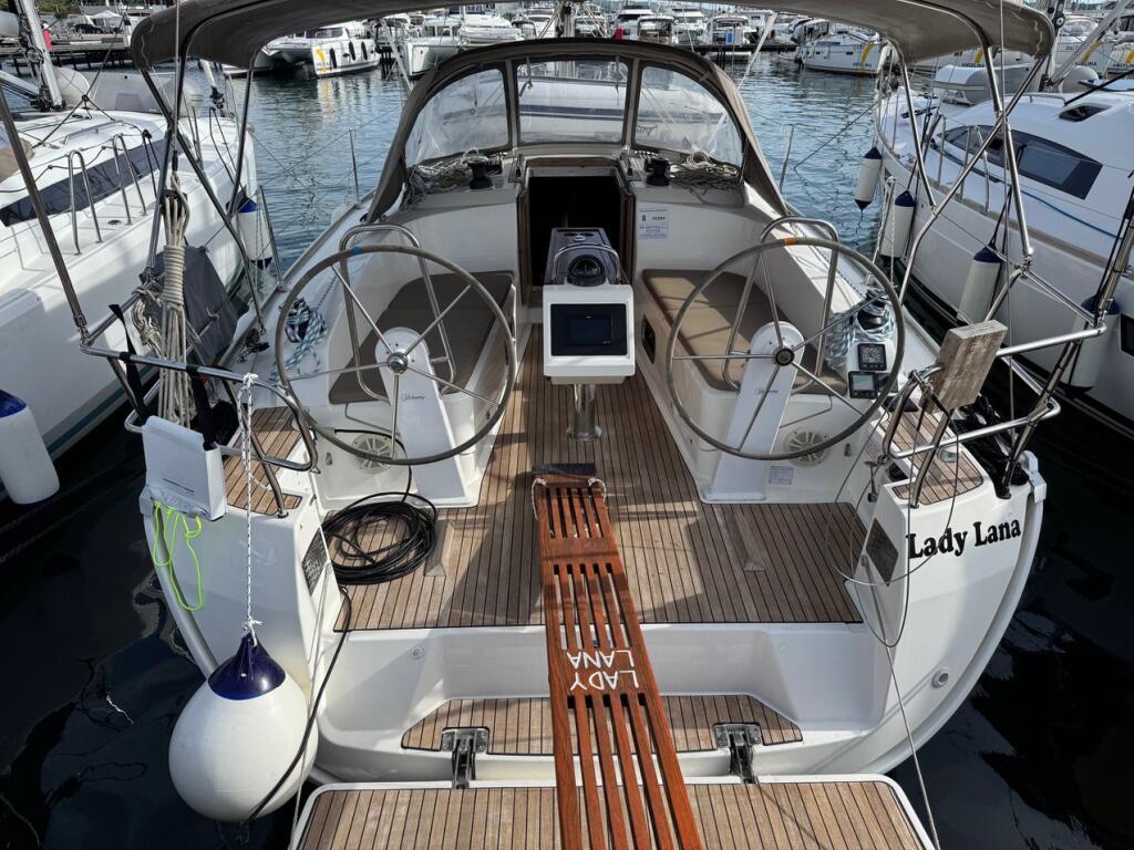 Sailing yacht 