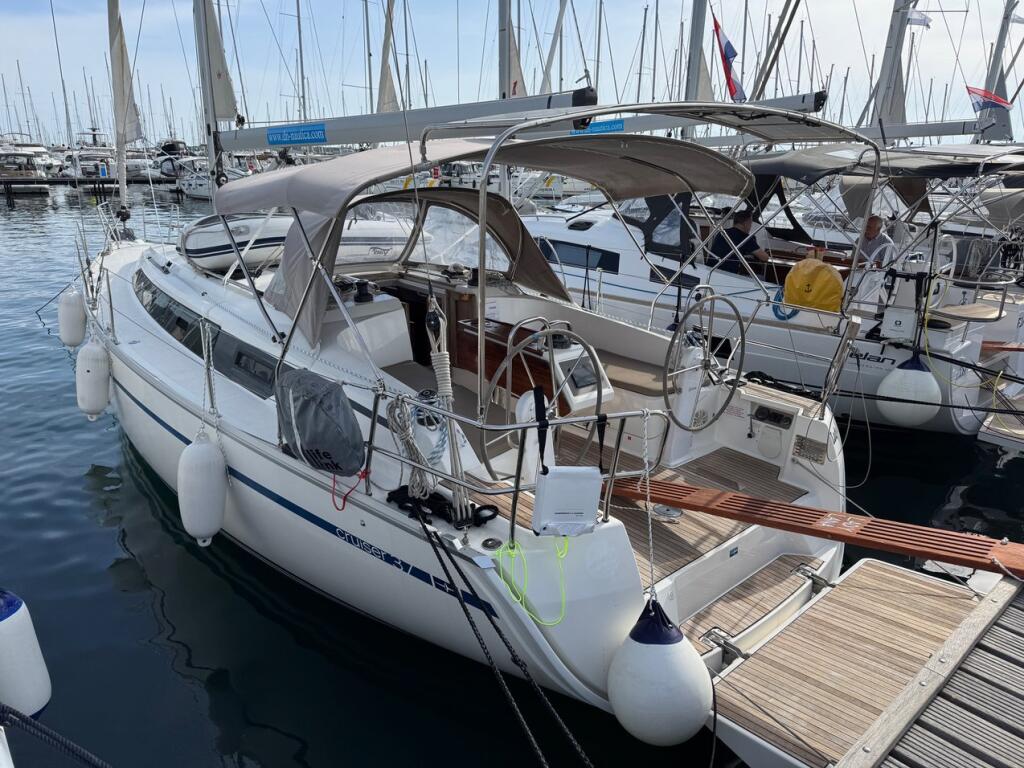 Sailing yacht 