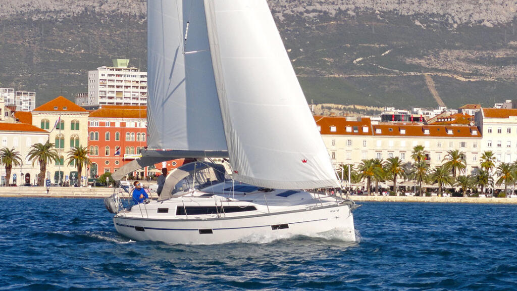 Sailing yacht 