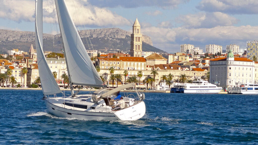Sailing yacht 