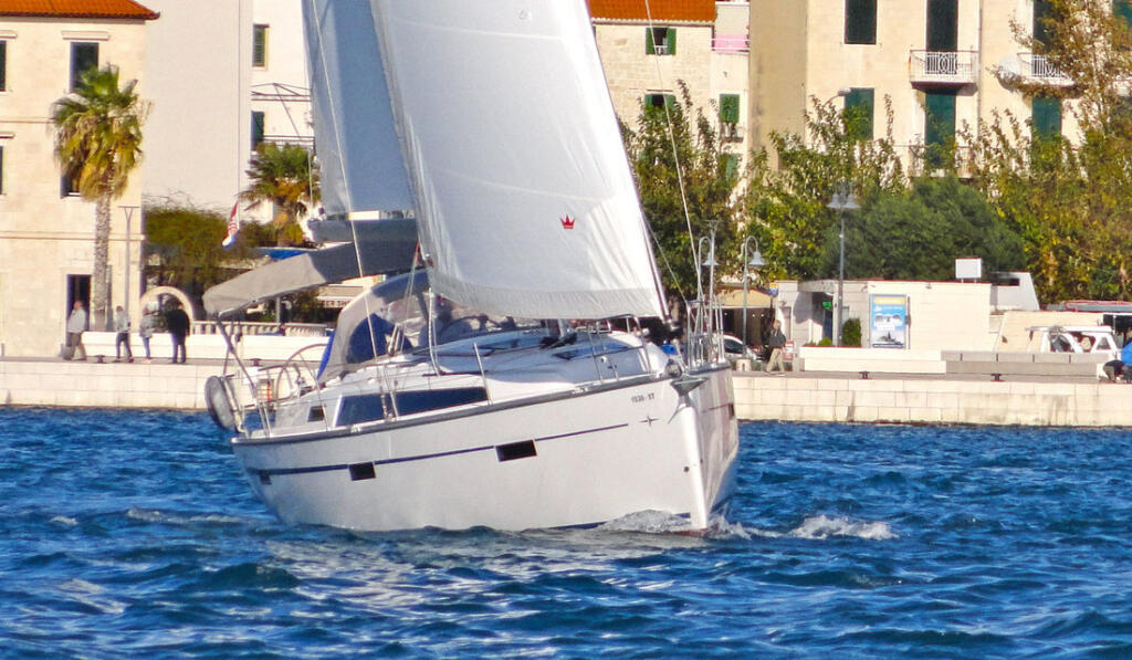 Sailing yacht 