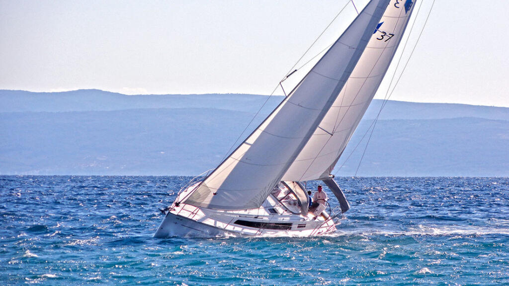 Sailing yacht 