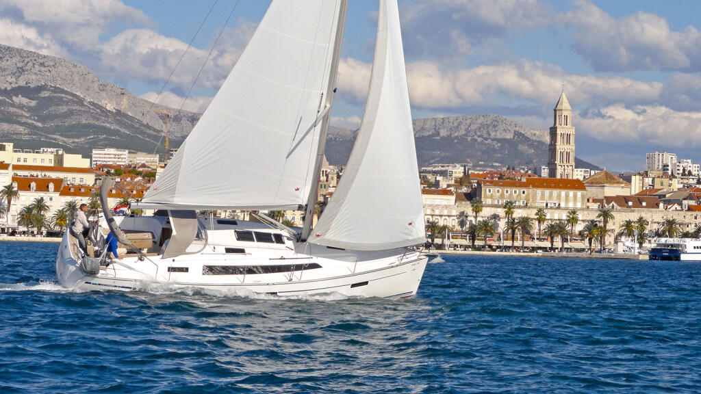 Sailing yacht 