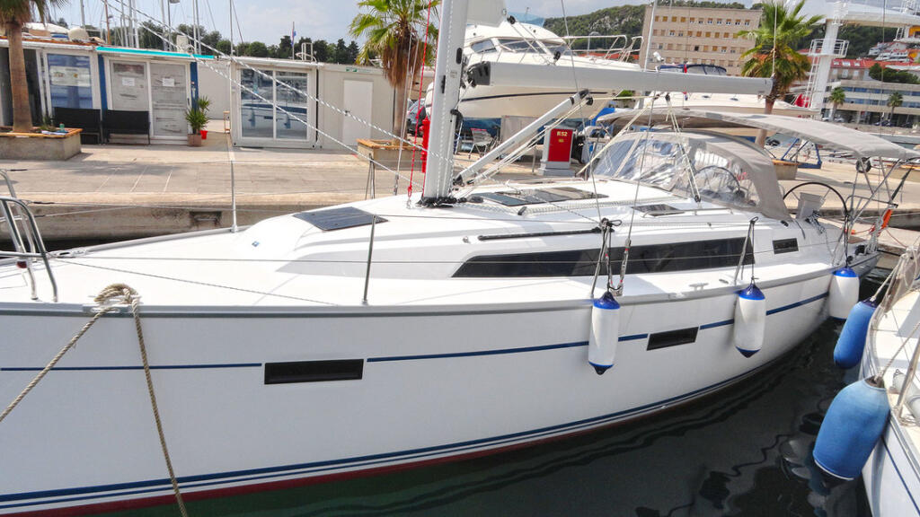 Sailing yacht 