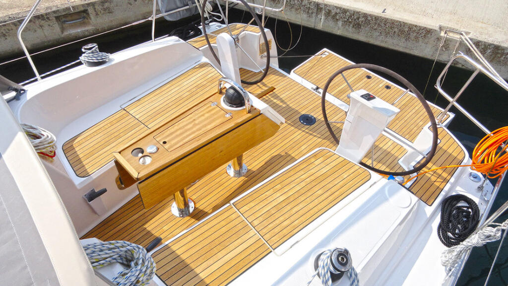 Sailing yacht 