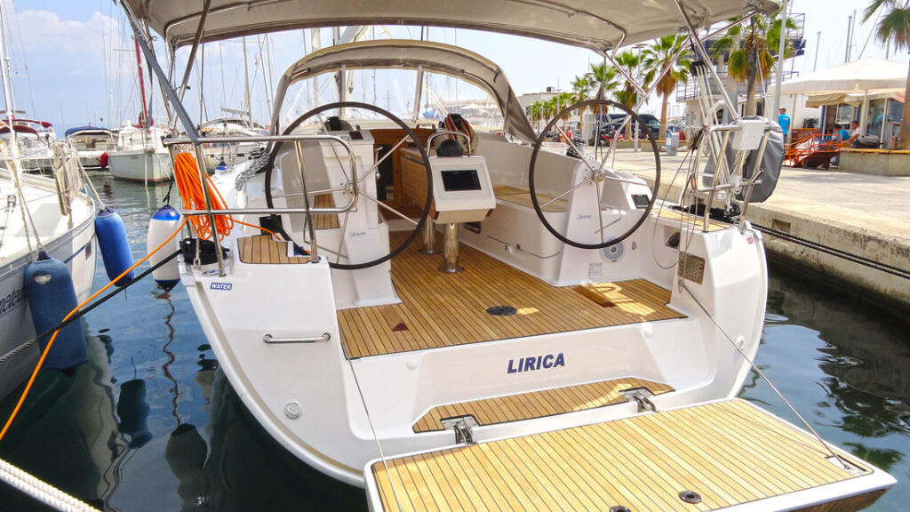Sailing yacht 
