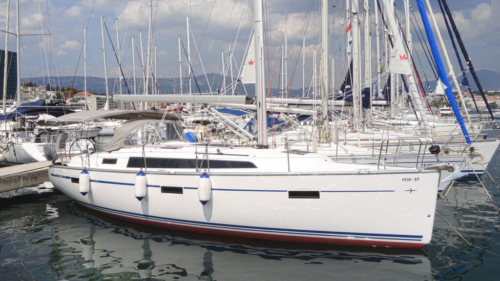 Sailing yacht 